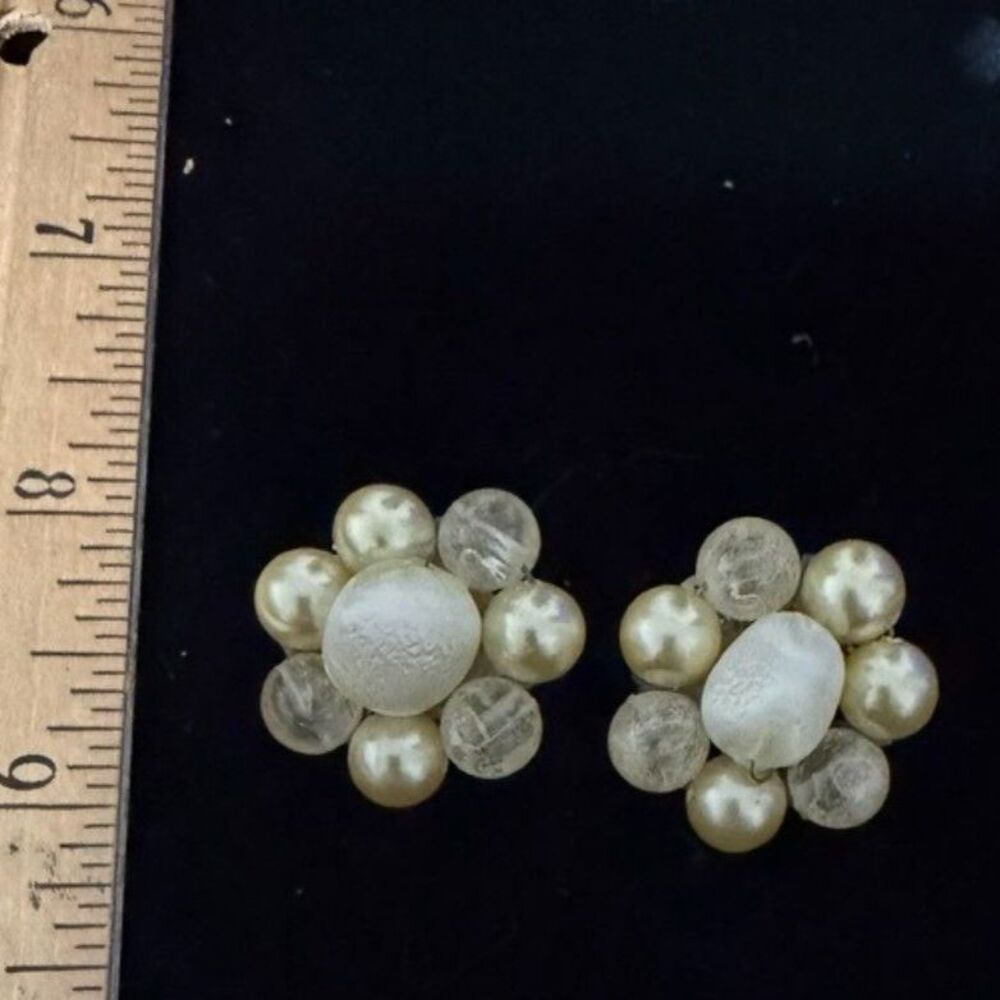 Vtg mid century faux pearl cluster floral clip on earrings